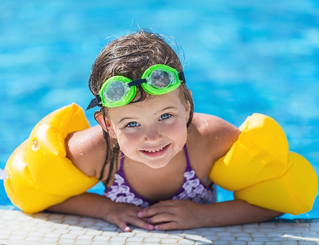 Cómo proteger y cuidar a tu bebé en la piscina